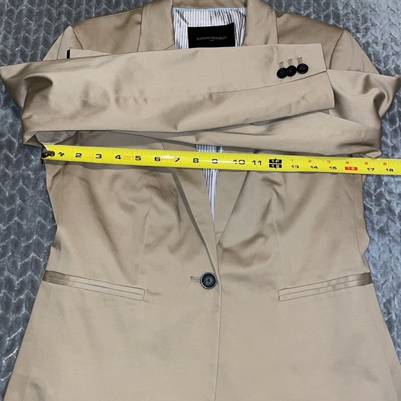 NWT Banana Republic Tan Lined Blazer.  Machine Washable. Size 2. - Picture 7 of 13